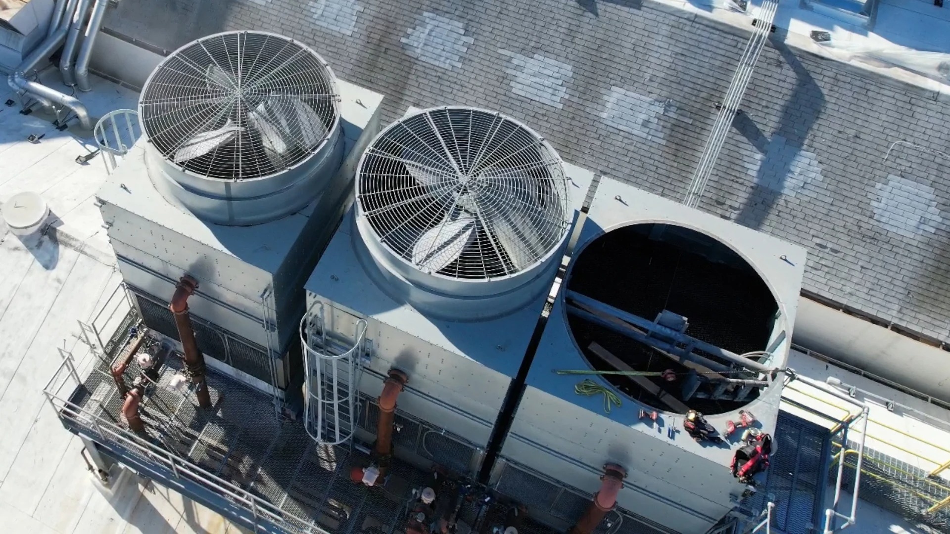 Pic.1 If one of the AC fans, which are prone to failure, breaks down, the entire cooling capacity of the tower suddenly drops. (Image | ACS)