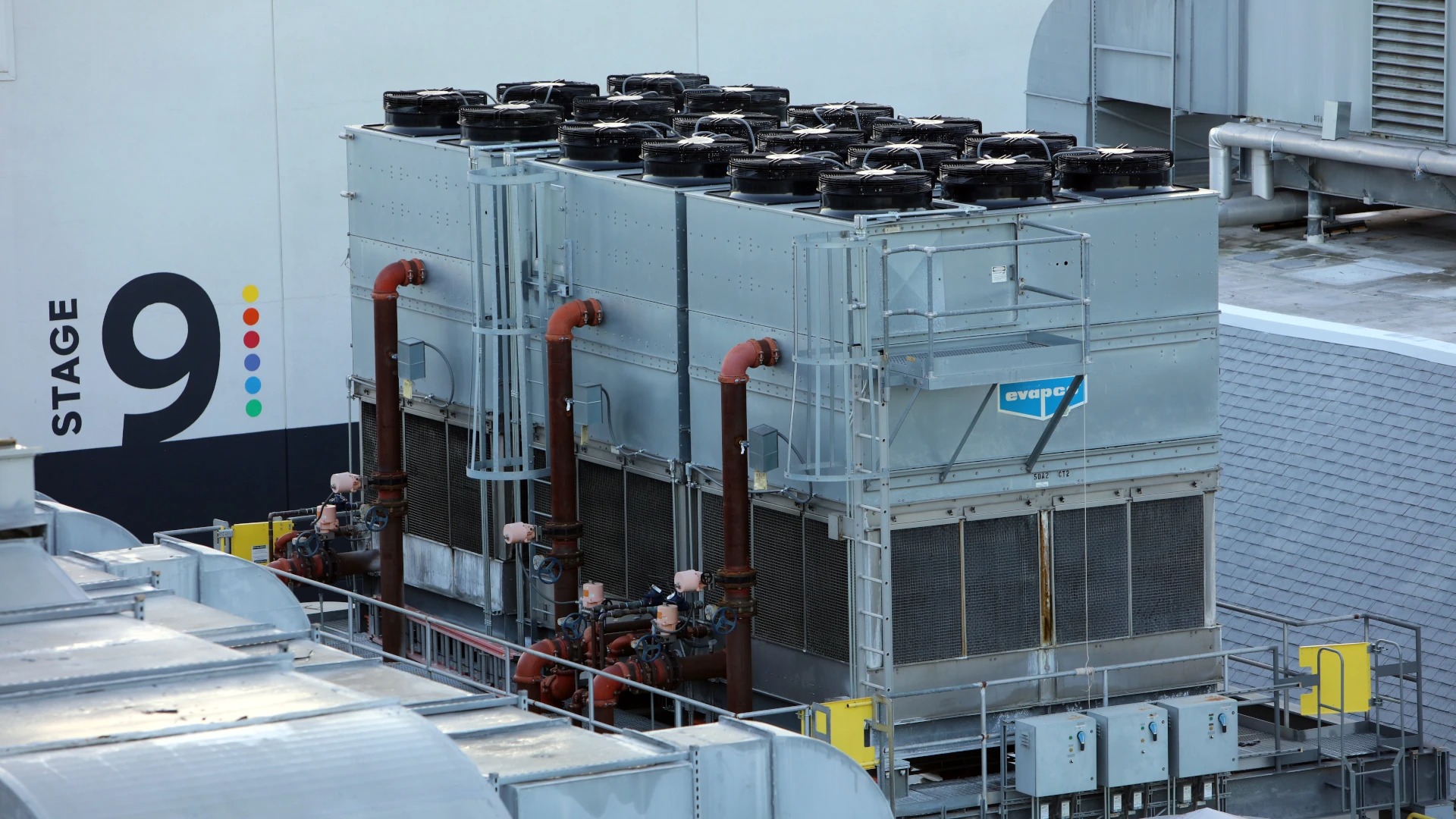 Pic.2 Six AxiBlade fans in each FanGrid ensure optimum operational reliability.